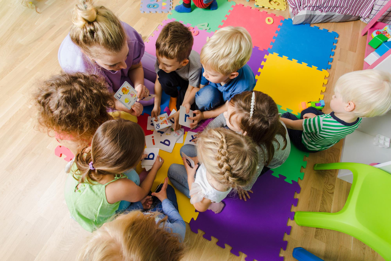 Grupy mieszane wiekowo w przedszkolu Montessori - jak dzieci uczą się od siebie?